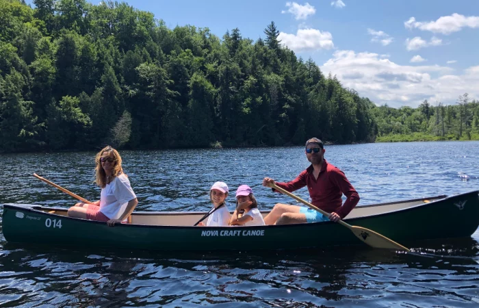Actividad en canoa por Canada. Viajes en familia en Canada. Viajes a Canada en familia. Viajes con niños a Canada.