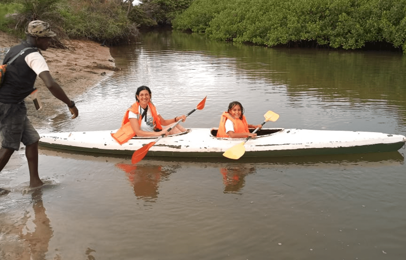 Viaje de aventura en Sengal. Viajes con niños en Senegal. Actividad de canoas por Senegal. Cosas que hacer en Senegal.